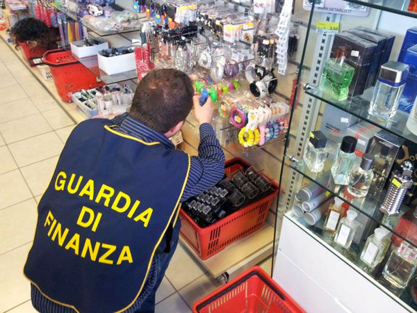 Lamezia: sequestrati oltre 6mila prodotti a commerciante cinese