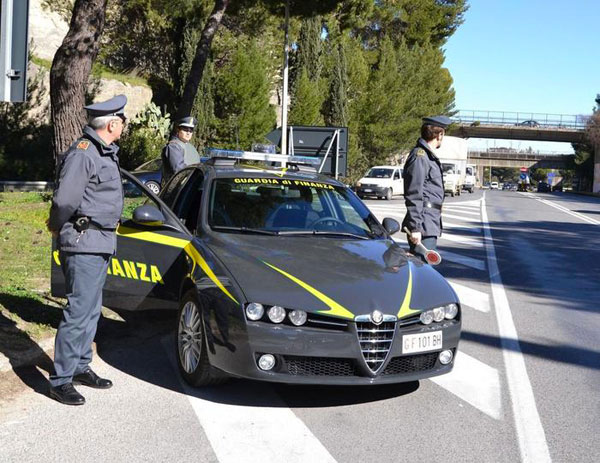 Compensa crediti inesistenti, denunciato imprenditore a Crotone