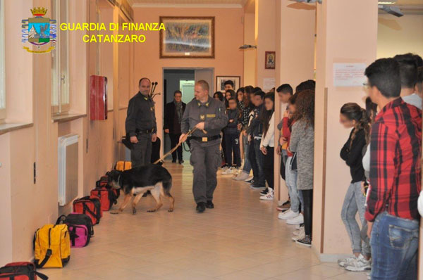 Lamezia: "Prevenzione delle tossicodipendenze", GdF incontra studenti Istituto Tecnico Economico