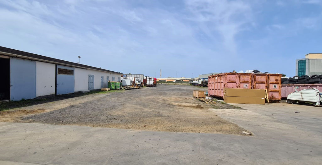 Lamezia, sequestrato stabilimento nell'area industriale e denunciate 4 persone: fra le accuse scarico e abbandono illegale di rifiuti pericolosi
