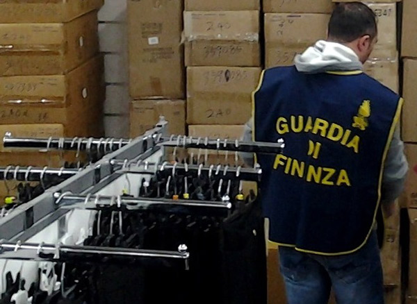 Maxisequestro di capi d’abbigliamento contraffatti al porto di Gioia Tauro