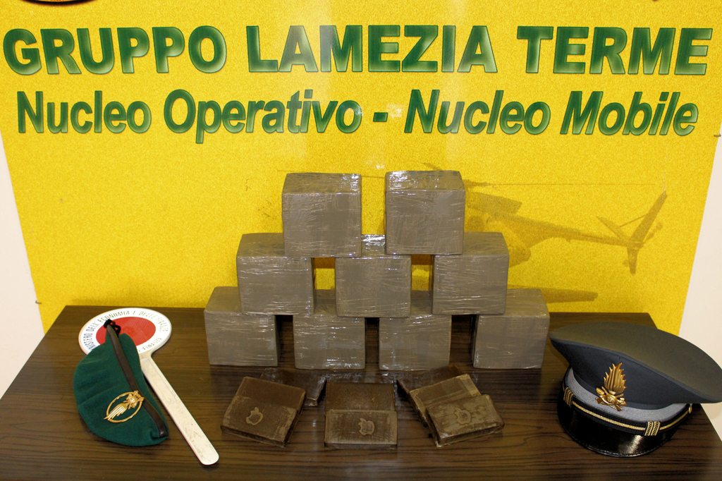 Lamezia: viaggiavano con 10 chili di hashish in auto, arrestati