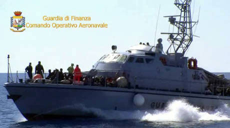 Calabria: In porto Crotone gommone con 22 migranti
