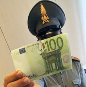 In auto con oltre 44mila euro falsi, denunciato dalla guardia di finanza