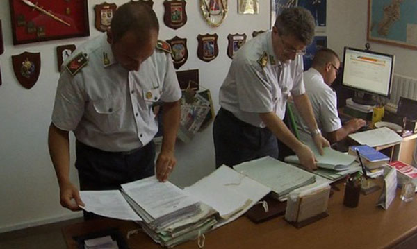 Truffa aggravata ai danni dello Stato, denunciati 31 falsi braccianti agricoli e imprenditore nel reggino