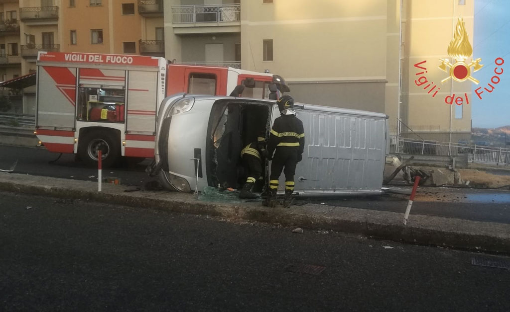 Minibus si ribalta a Catanzaro, 5 feriti lievi