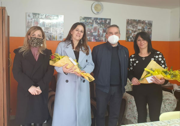 Giornata della donna, amministrazione comunale di Girifalco omaggia operatrici sanitarie del 118 e pazienti Rsa