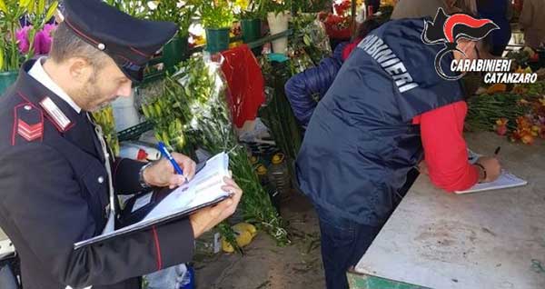 Ruba fiori all’obitorio, identificato e denunciato 45enne nel catanzarese 