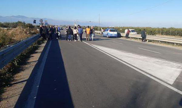 Rischio esondazione fiume Crati, residenti Corigliano Rossano occupano SS 106 