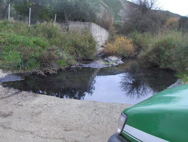 Reflui frantoio oleario in torrente, una denuncia a Crotone