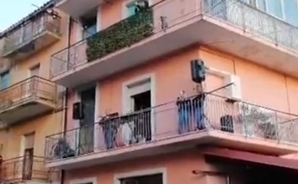 Lamezia riprende vita tra canti, tarantelle e Inno nazionale per flashmob dai balconi contro il coronavirus - VIDEO
