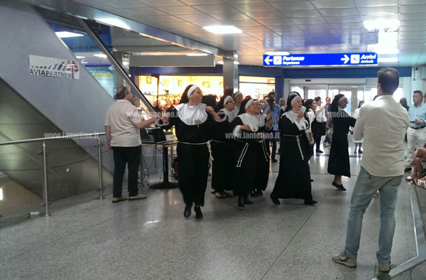 Lamezia, flash mob all’aeroporto - VIDEO