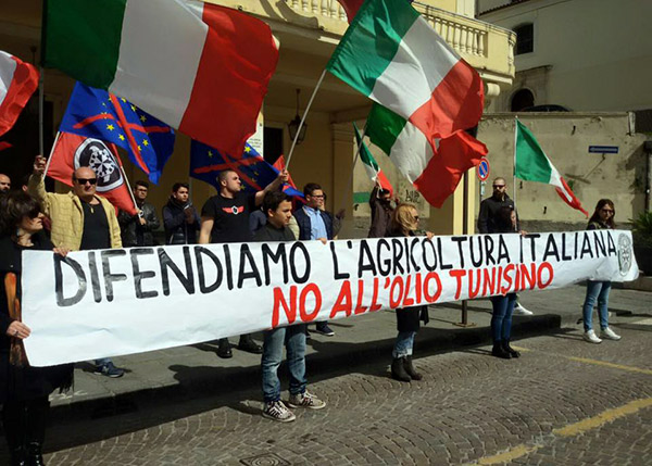 Lamezia, Flash mob di CasaPound contro olio tunisino