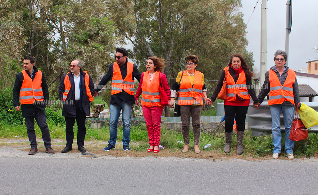 “Una passerella come alternativa al pericoloso ponte che collega Lamezia e Gizzeria”, l’appello delle associazioni con un flashmob - VIDEO