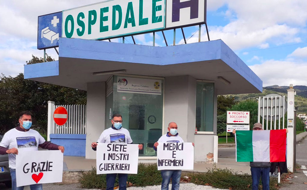 Lamezia, flash mob del "Coordinamento sanità 19 marzo" per ringraziare medici e infermieri davanti ospedale