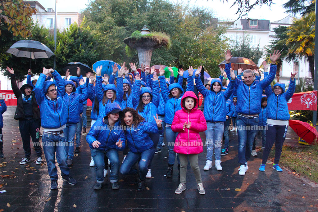Lamezia, nemmeno la pioggia ferma il flashmob dei ragazzi della Lucky Friends - VIDEO