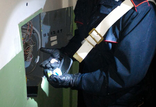 Scoperti nascondigli per la droga in quartiere popolare Fondo Gesù a Crotone