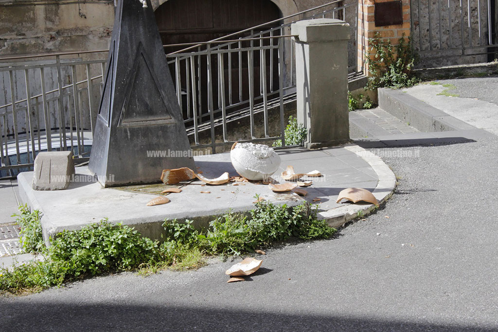 Lamezia, atto vandalico contro la fontana di via De Medici