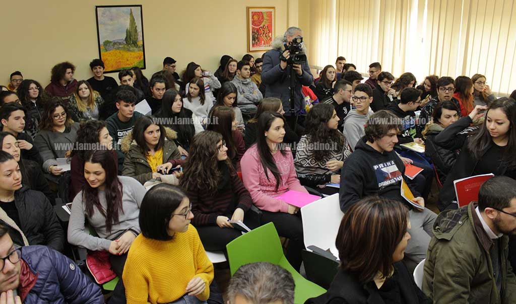 fontana-a-lamezia-scuola-3112019-incontro-studenti1.jpg