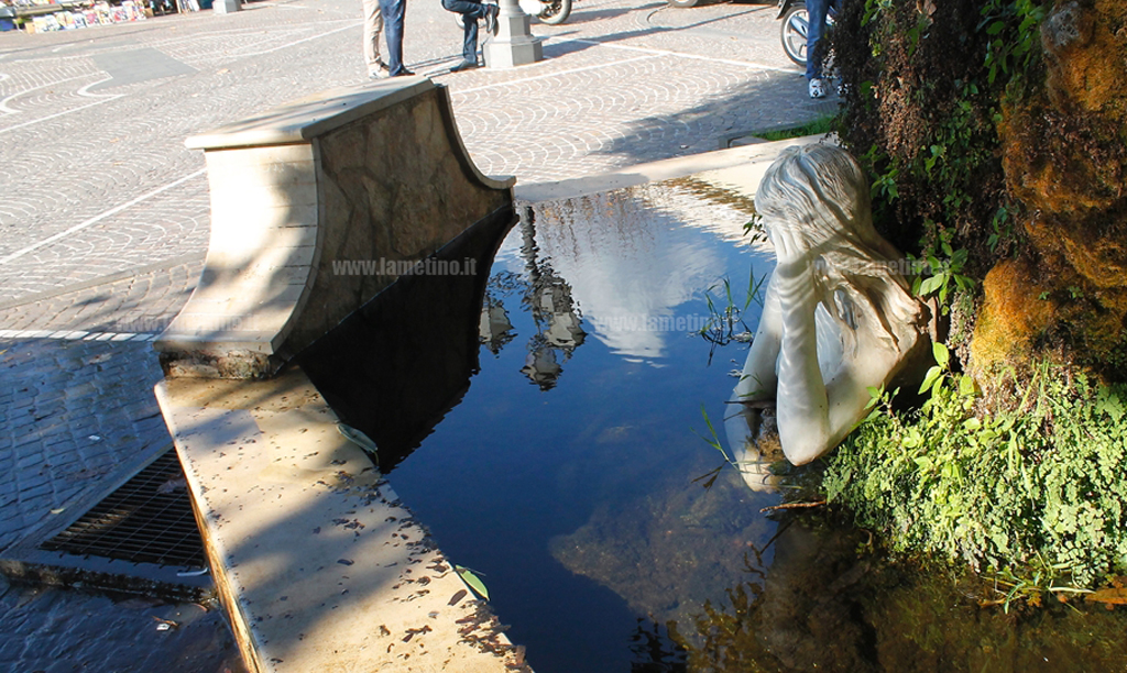 Lamezia, volontari ripuliscono fontana di piazza 5 Dicembre
