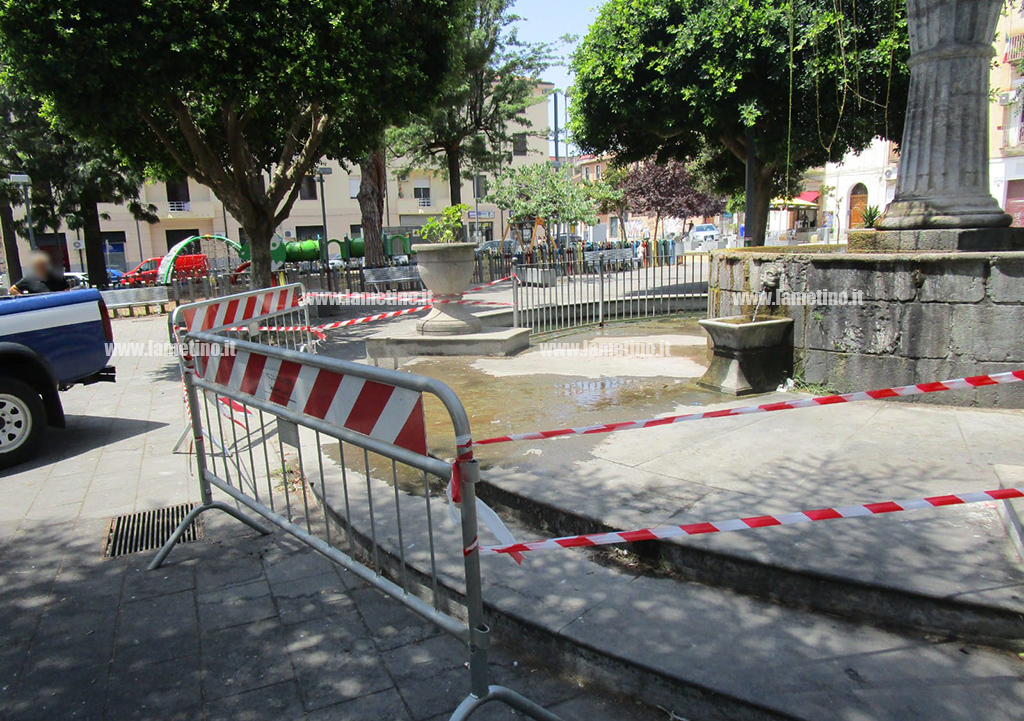 Lamezia, uomo scivola vicino fontana di piazza Mazzini: trasportato in ospedale e zona transennata