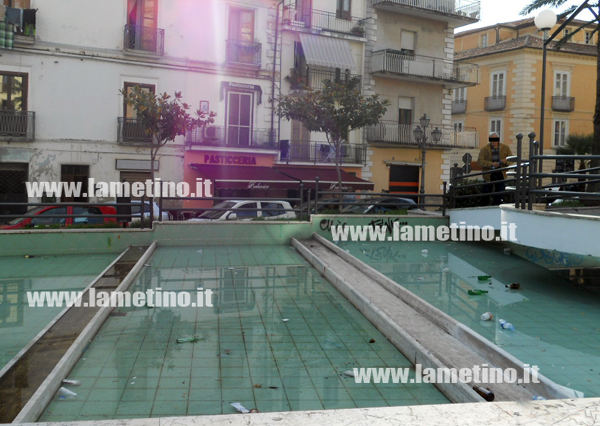 Lamezia: Nuovamente sporca la "vasca" di piazza Mercato Vecchio