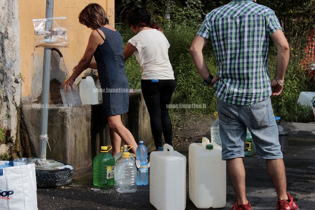 Lamezia: fontane prese d'assalto dagli abitanti, acqua potrebbe tornare nel primo pomeriggio