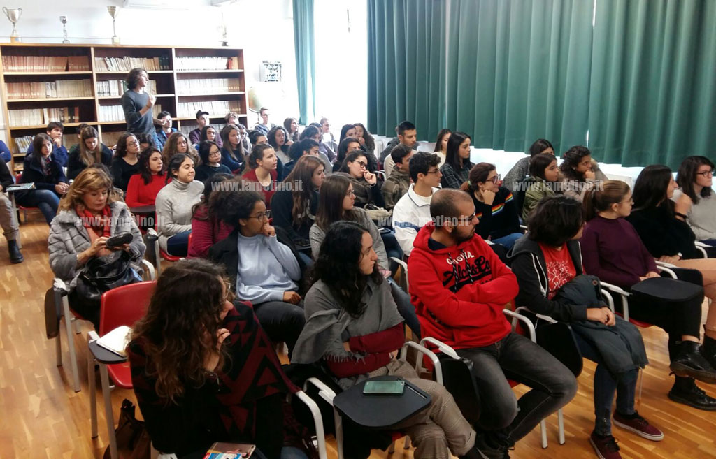 Lamezia, professor Biggio incontra studenti liceo Fiorentino: "Se volete avere bambini dimenticate sigarette, alcool e droghe"