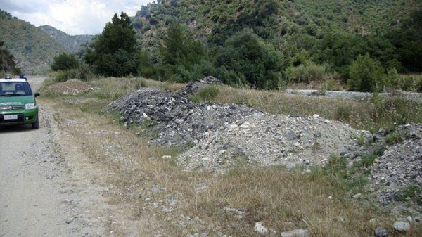 Rifiuti speciali in terreno vicino torrente: sequestrata area di 600 metri quadri e una denuncia a Catanzaro