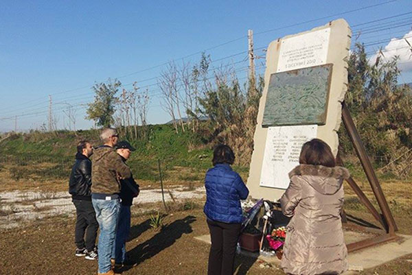 Lamezia: Forza Nuova deposita corona di fiori in ricordo otto ciclisti 