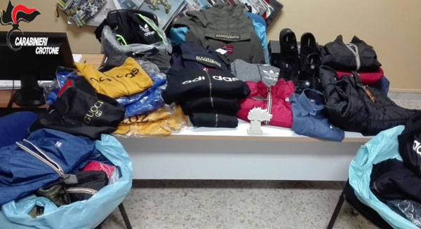 Commerciava capi di abbigliamento contraffatti, una denuncia a Cirò Marina