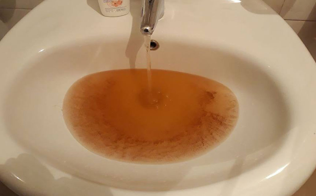 Lamezia, associazione Quartiere Capizzaglie: "Acqua marrone dai rubinetti, preoccupati per rischi alla salute"