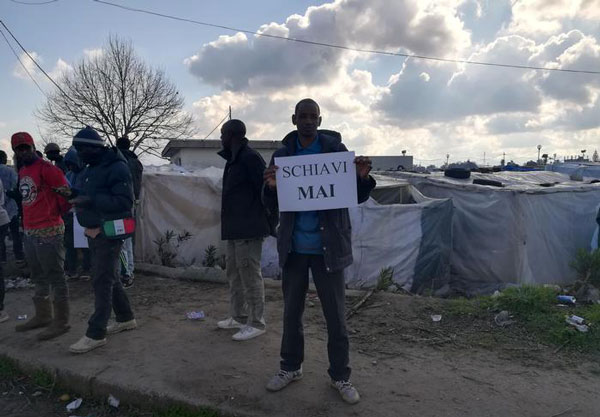 Conclusa marcia dei migranti a San Ferdinando dopo incendio tendopoli: "Basta discriminazioni, residenze per tutti"