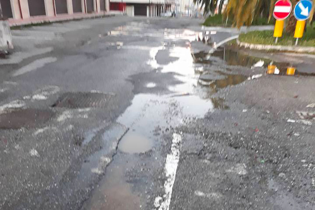 Lamezia, associazione "Quartiere Capizzaglie" denuncia perdita d'acqua e buche in via Amendola 