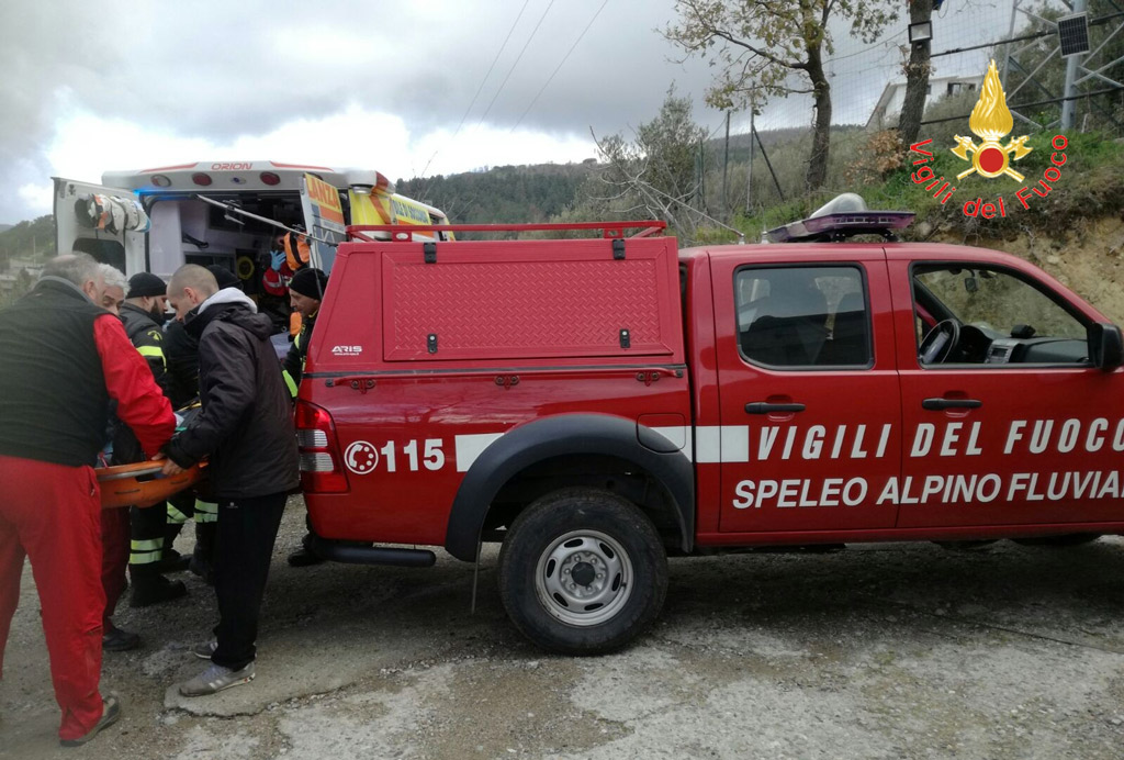 Si lancia da treno in corsa nel catanzarese, soccorso da vigili del fuoco