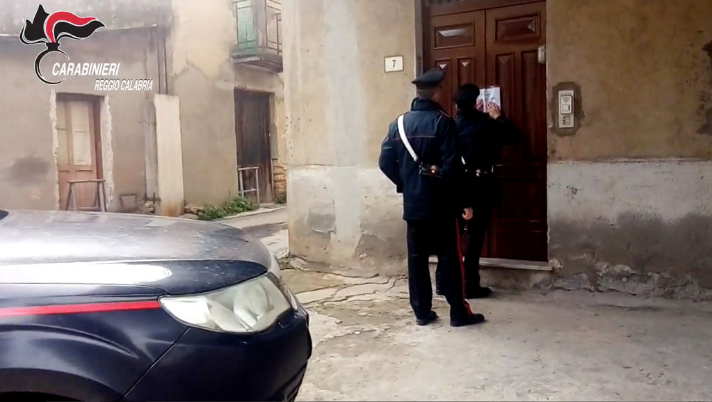 Uomo ucciso mentre dorme con una roncola nel reggino, arrestata la moglie - VIDEO 