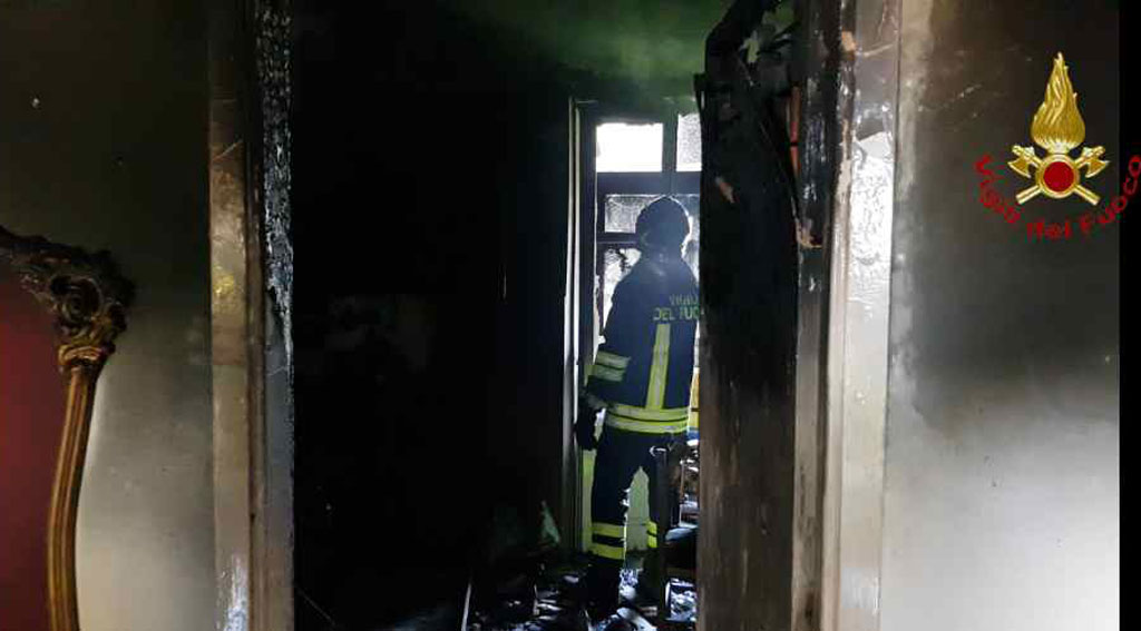 Incendio in edificio a Reggio, famiglie salvate da vigili del fuoco