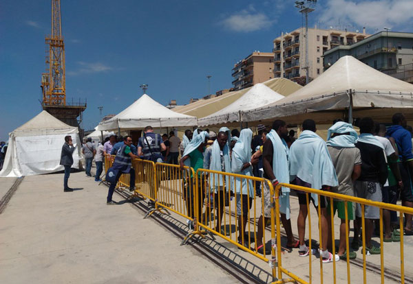 A Reggio Calabria nave Moas con 346 migranti a bordo, anche alcuni feriti