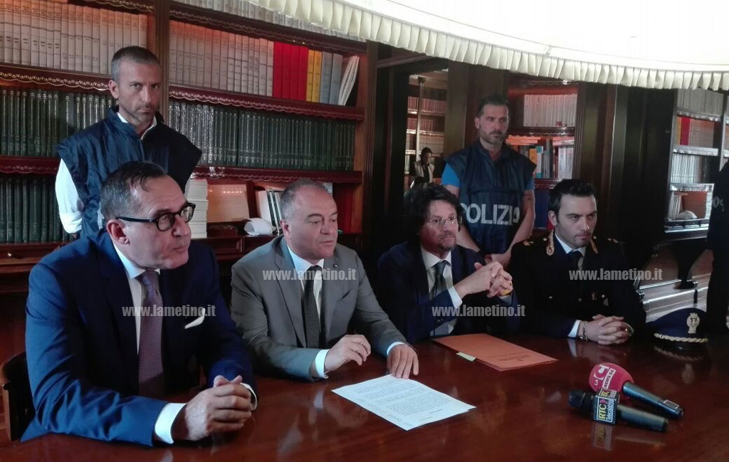 Terrorismo: 29enne arrestato da polizia a Crotone, aveva foto Questura e funzionari polizia su telefono - VIDEO