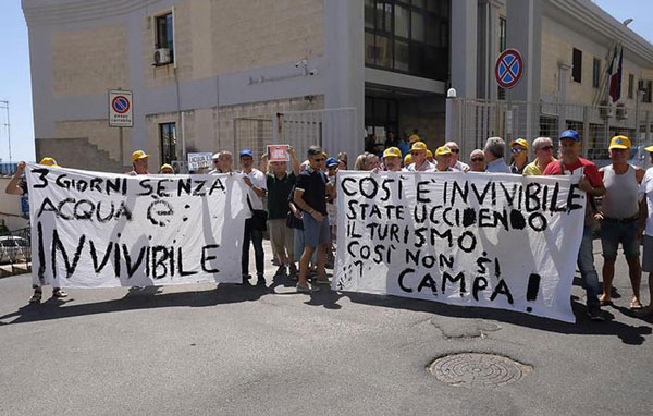 Siccità, protesta agricoltori e turisti nel crotonese 