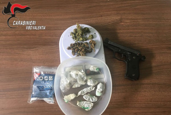 Trovato con droga e pistola scacciacani, denunciato 17enne a Pizzo