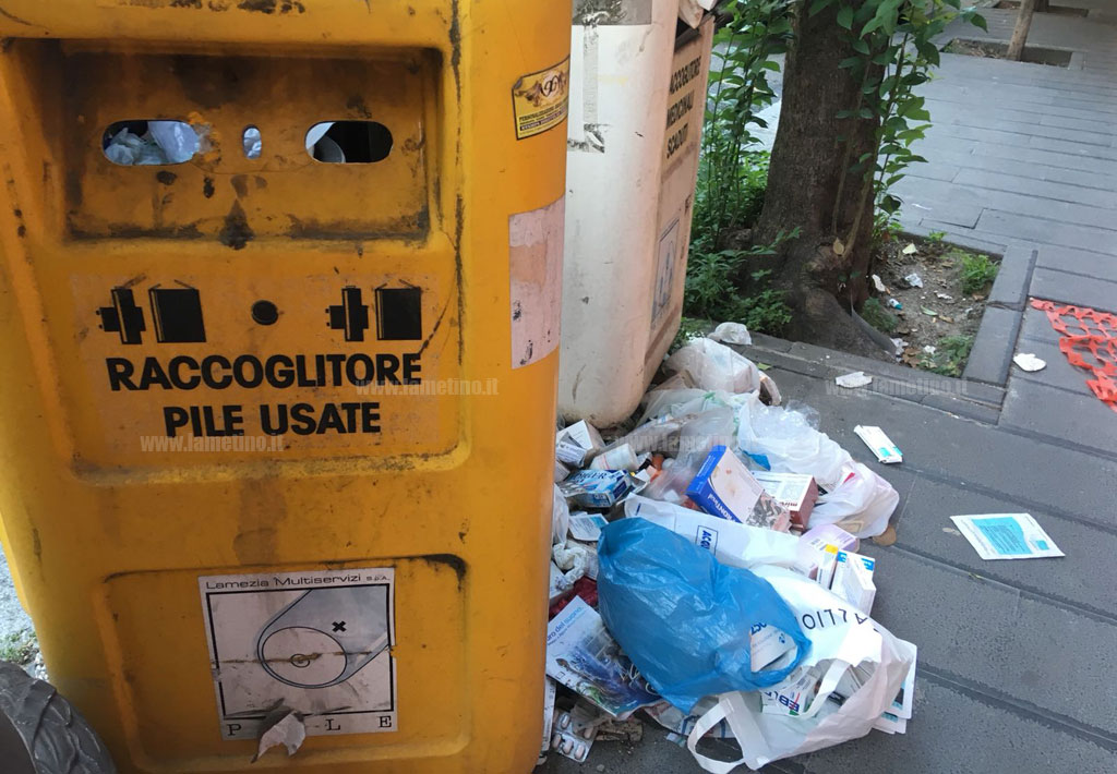 Raccoglitori di medicinali scaduti e di pile usate rotti e stracolmi, Comitato 'Lamezia Maltrattata': “Spettacolo poco civile in pieno centro”