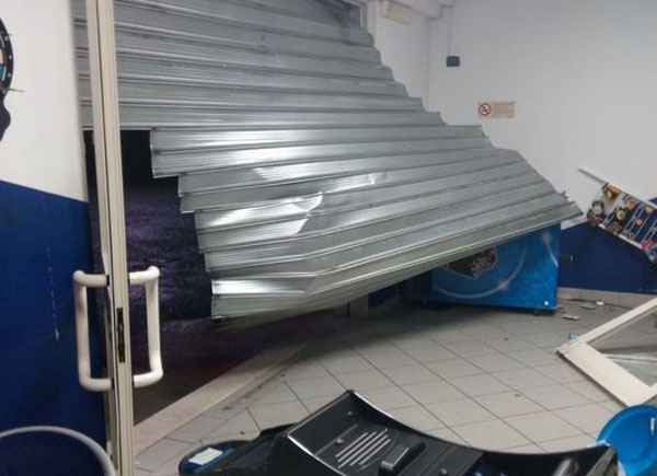 Con furgone sfondano vetrina bar per compiere furto nel cosentino