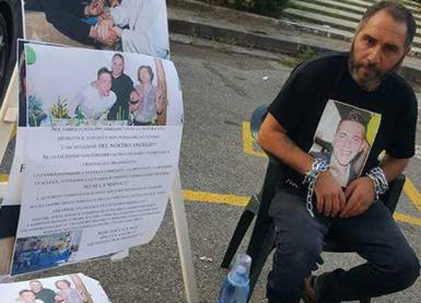 Si incatena davanti Procura Catanzaro, padre del giovane ucciso per errore nel 2012 incontra Gratteri