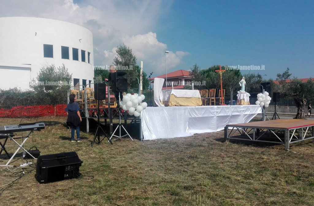Lamezia, oggi i funerali di mamma Stefania e dei suoi due figli