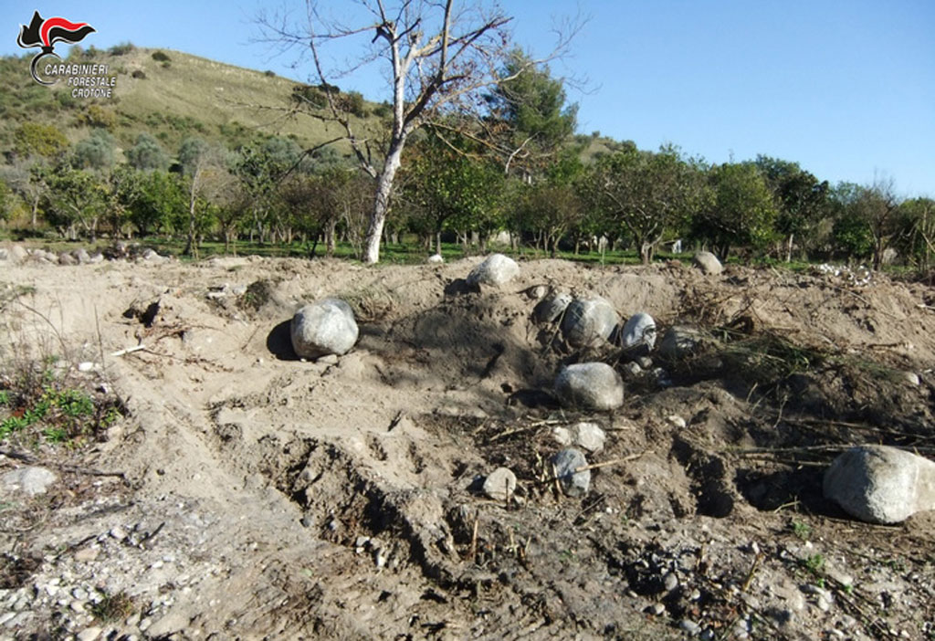 Preleva massi da area alveo fiume, denunciato 38enne a Mesoraca