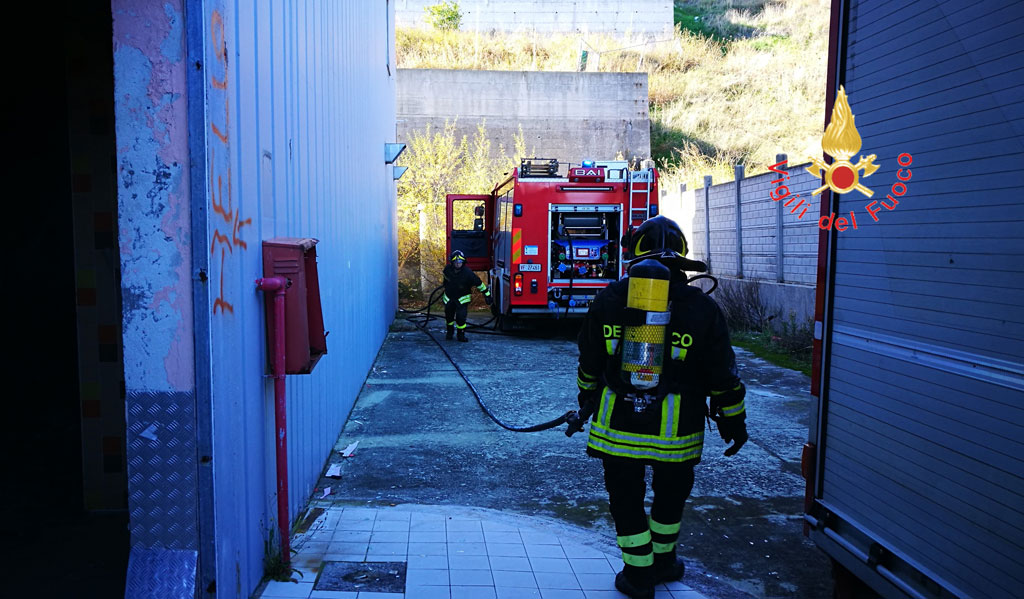 In fiamme capannoni in disuso a Catanzaro, avviate indagini