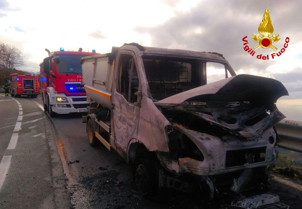 Mezzo per raccolta rifiuti solidi urbani in fiamme a Paola 
