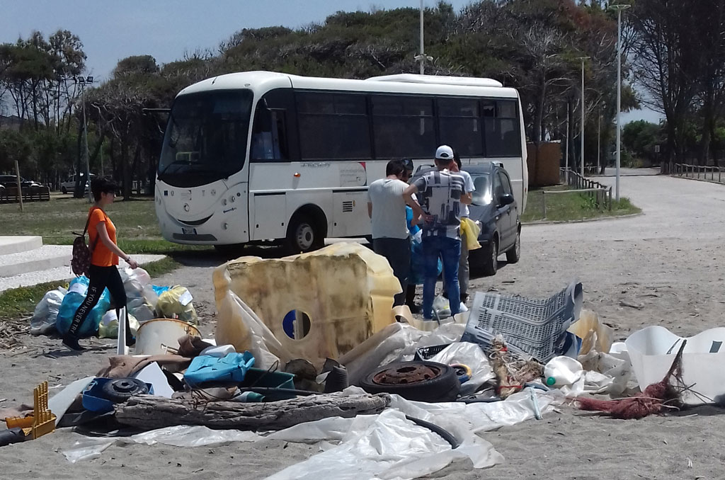 Lamezia, studenti dell’Istituto tecnico tecnologico ripuliscono spiaggia