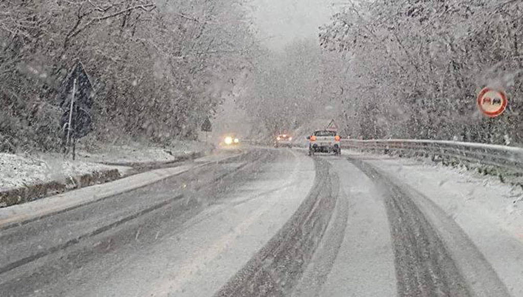 Continua a nevicare anche a quote basse in Calabria, fiocchi sull'A2